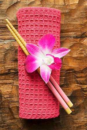 simsearch:659-01849209,k - Accessoires de la table asiatique : main serviette, baguettes et orchidée Photographie de stock - Premium Libres de Droits, Code: 659-01849635