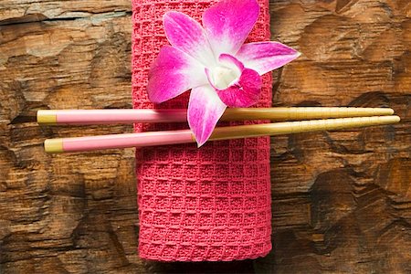 simsearch:659-01849209,k - Accessoires de la table asiatique : main serviette, baguettes et orchidée Photographie de stock - Premium Libres de Droits, Code: 659-01849636