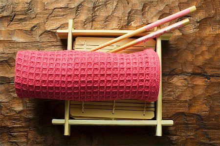 simsearch:659-01849209,k - Accessoires de la table asiatique : serviette, baguettes, natte de bambou à la main Photographie de stock - Premium Libres de Droits, Code: 659-01849638