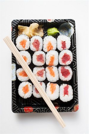simsearch:659-01849609,k - Maki sushi with tuna and salmon to take away Foto de stock - Sin royalties Premium, Código: 659-01849644