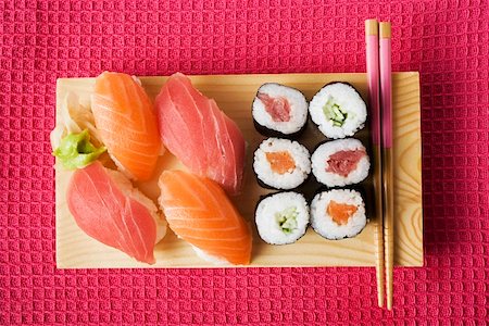 simsearch:659-01842697,k - Nigiri sushi and maki sushi on sushi board Stock Photo - Premium Royalty-Free, Code: 659-01849652