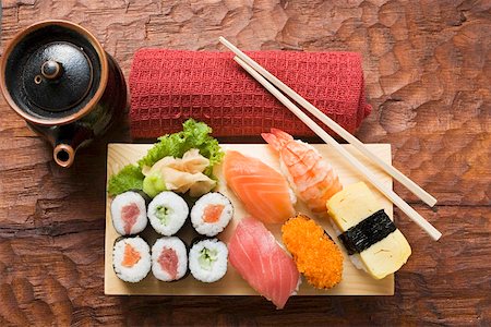 simsearch:659-06495810,k - Assortiment sushi sur Conseil de sushi, essuie-mains et pot à côté de cela Photographie de stock - Premium Libres de Droits, Code: 659-01849676