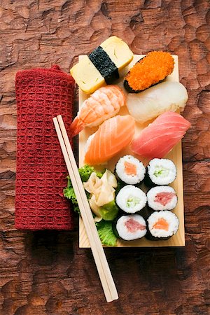 simsearch:659-01855865,k - Assortiment de sushi sur plateau de sushi Photographie de stock - Premium Libres de Droits, Code: 659-01849672