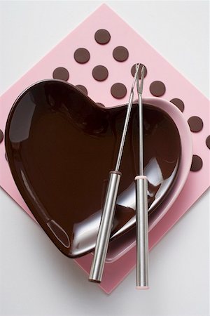 simsearch:659-01849209,k - Bol en forme de coeur avec les fourchettes à fondue Photographie de stock - Premium Libres de Droits, Code: 659-01849695