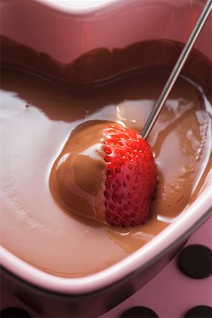 dunking food - Chocolate fondue with strawberry Stock Photo - Premium Royalty-Free, Code: 659-01849715