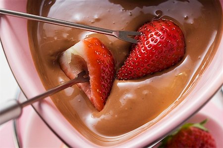 Dipping strawberries in chocolate sauce Fotografie stock - Premium Royalty-Free, Codice: 659-01849739