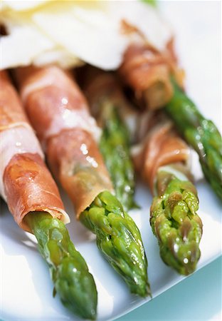 Green asparagus wrapped in ham Foto de stock - Sin royalties Premium, Código: 659-01849805