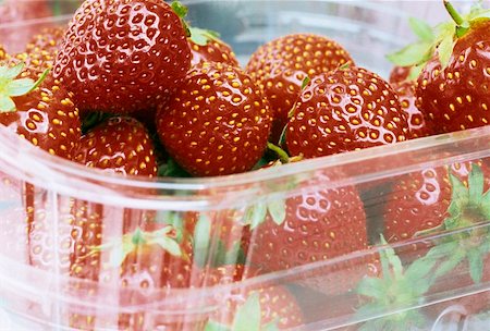 simsearch:659-01866601,k - Fresh strawberries in plastic bowl Foto de stock - Royalty Free Premium, Número: 659-01849813