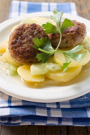 simsearch:659-03535188,k - Burgers on potato and cucumber salad with parsley Foto de stock - Sin royalties Premium, Código: 659-01849827