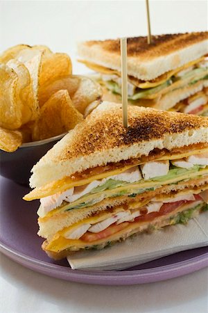 simsearch:659-01849818,k - Club sandwich avec poitrine de poulet, chips Photographie de stock - Premium Libres de Droits, Code: 659-01849821