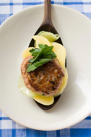 Burger with potato and cucumber salad on spoon Foto de stock - Sin royalties Premium, Código: 659-01849830