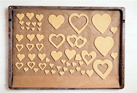 papier sulfurisé - Découper des biscuits sur une plaque à pâtisserie Photographie de stock - Premium Libres de Droits, Code: 659-01849898