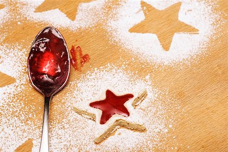 Star-shaped jam biscuit and spoon with jam Foto de stock - Sin royalties Premium, Código: 659-01849890