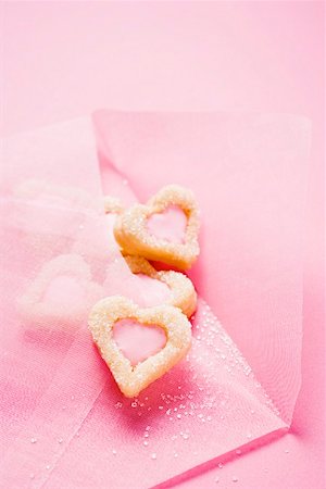 Pink envelope with heart-shaped biscuits Stock Photo - Premium Royalty-Free, Code: 659-01849928