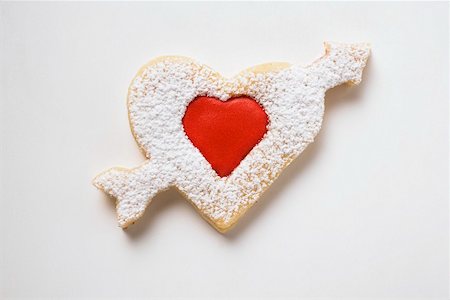 Heart-shaped biscuit with arrow Stock Photo - Premium Royalty-Free, Code: 659-01849932