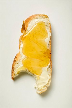 Scheibe Brot Zopf mit Butter und Honig, einen Bissen genommen Stockbilder - Premium RF Lizenzfrei, Bildnummer: 659-01849961