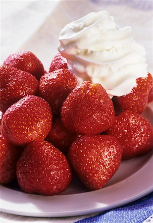 Un plat de fraises à la crème fouettée Photographie de stock - Premium Libres de Droits, Code: 659-01842234