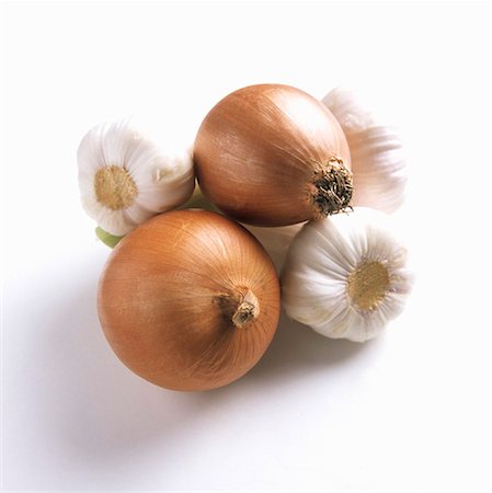 simsearch:659-01842290,k - Two Yellow Onions and Three Garlic Bulbs Foto de stock - Sin royalties Premium, Código: 659-01842292