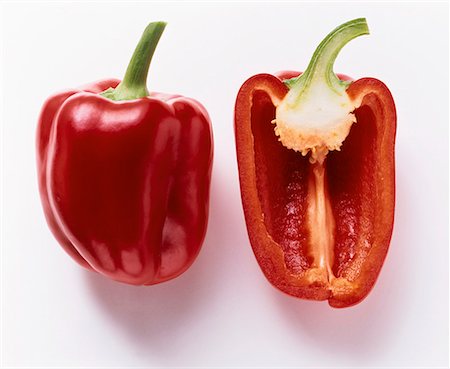 simsearch:659-03525721,k - Whole and Half of a Red Bell Pepper Foto de stock - Sin royalties Premium, Código: 659-01842309