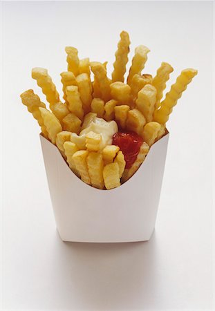 simsearch:659-06152363,k - Frites, coupe-frites dans une boîte blanche avec le Ketchup et la Mayonnaise Photographie de stock - Premium Libres de Droits, Code: 659-01842461