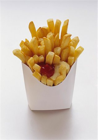 simsearch:659-01854023,k - Pommes frites in weiß Fast-Food-Box mit Mayonnaise und Ketchup Stockbilder - Premium RF Lizenzfrei, Bildnummer: 659-01842474