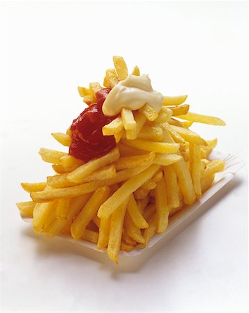 fatty - Frites sur une assiette en carton avec le Ketchup et la Mayonnaise Photographie de stock - Premium Libres de Droits, Code: 659-01842484