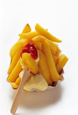 simsearch:659-06152363,k - Épais coupe frites avec Ketchup et Mayonnaise Photographie de stock - Premium Libres de Droits, Code: 659-01842487