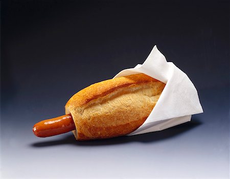 Hot dog with white napkin Foto de stock - Sin royalties Premium, Código: 659-01842544