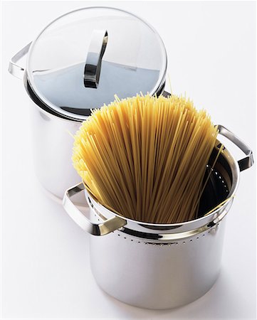simsearch:659-01864762,k - Spaghetti dans une casserole Photographie de stock - Premium Libres de Droits, Code: 659-01842567