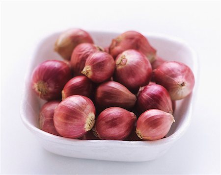 simsearch:659-01842290,k - Shallots in a Rectangular Bowl Foto de stock - Sin royalties Premium, Código: 659-01842640