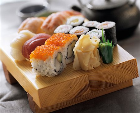 Assortiment de Sushi sur planche de bois Photographie de stock - Premium Libres de Droits, Code: 659-01842674