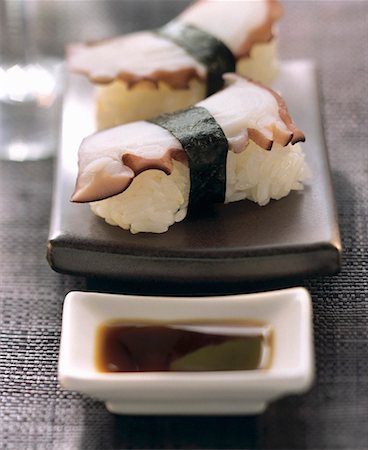 siba (tipo de molusco) - Two Maki Tako Sushi with Dipping Sauce Foto de stock - Royalty Free Premium, Número: 659-01842670