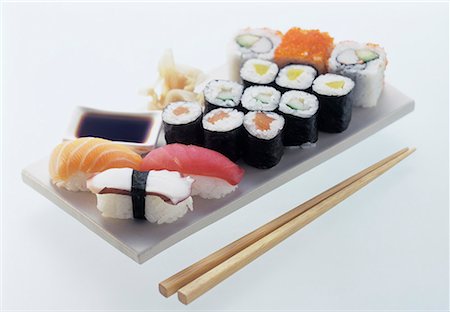 simsearch:659-01855865,k - Assortiment de sushi sur plateau blanc Photographie de stock - Premium Libres de Droits, Code: 659-01842673