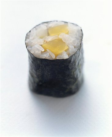 simsearch:659-01855865,k - Un Maki Sushi Photographie de stock - Premium Libres de Droits, Code: 659-01842704