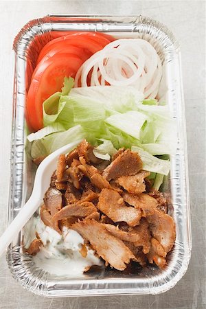 Döner kebab avec des légumes dans un plat en aluminium Photographie de stock - Premium Libres de Droits, Code: 659-01842893