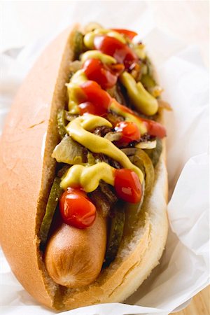 simsearch:659-02211590,k - Hot dog with ketchup and mustard Foto de stock - Sin royalties Premium, Código: 659-01842932