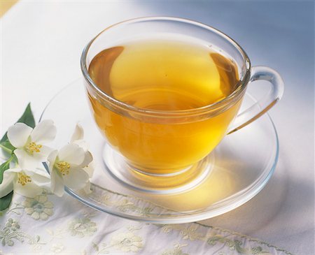 simsearch:659-01855094,k - Eine Tasse grüner Tee, Jasmin Blumen daneben Stockbilder - Premium RF Lizenzfrei, Bildnummer: 659-01842993