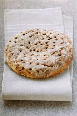 flat bread - Rustic flatbread on linen cloth Foto de stock - Sin royalties Premium, Código: 659-01843028