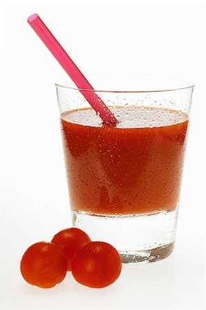 simsearch:659-06373719,k - Jus de tomate en verre avec pailles, frais de tomates cerises Photographie de stock - Premium Libres de Droits, Code: 659-01843040