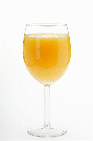 simsearch:659-01842541,k - Kalter Orangensaft im Stengelglas Stockbilder - Premium RF Lizenzfrei, Bildnummer: 659-01843054