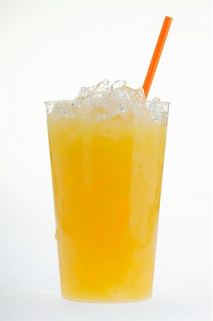 simsearch:659-01864228,k - Jus d'orange avec de la glace pilée et paille en gobelet en plastique Photographie de stock - Premium Libres de Droits, Code: 659-01843058
