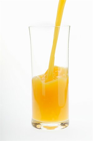 simsearch:659-01843055,k - Verser le jus d'orange en verre Photographie de stock - Premium Libres de Droits, Code: 659-01843050