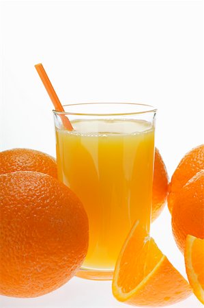 simsearch:659-06187335,k - Jus d'orange dans le verre avec de la paille chez les oranges Photographie de stock - Premium Libres de Droits, Code: 659-01843064