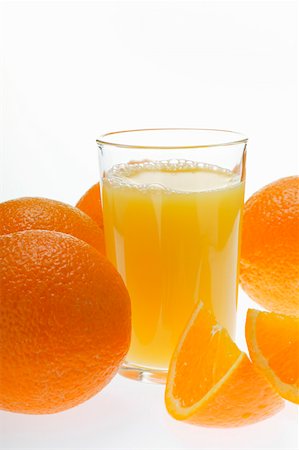 simsearch:659-03529641,k - Jus d'orange dans le verre des oranges Photographie de stock - Premium Libres de Droits, Code: 659-01843067