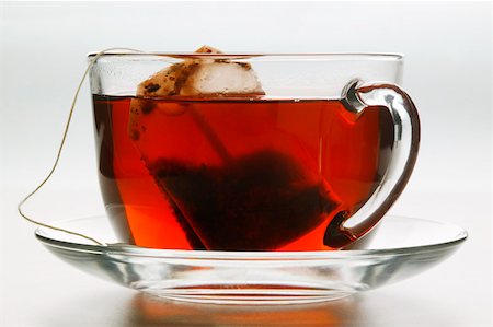 saquinho de chá - Hibiscus tea in glass cup with tea bag Foto de stock - Royalty Free Premium, Número: 659-01843079