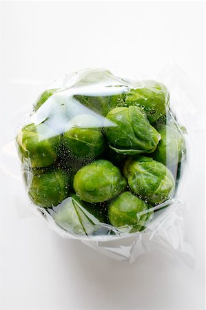 Brussels sprouts, covered with food wrap Foto de stock - Sin royalties Premium, Código: 659-01843110