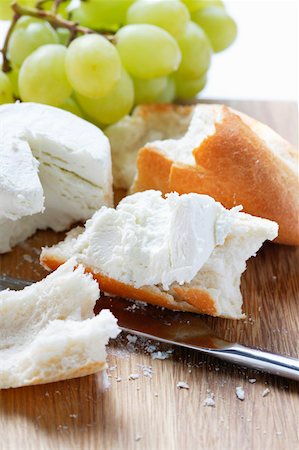 Fresh goat's cheese with baguette and grapes Fotografie stock - Premium Royalty-Free, Codice: 659-01843252