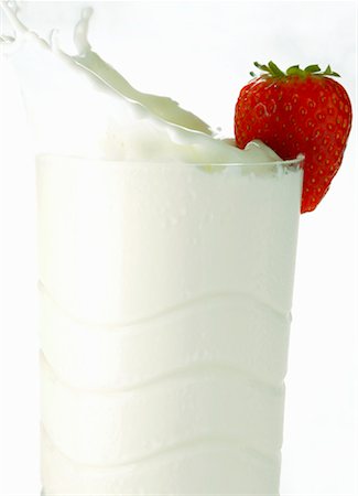 Lait éclaboussures en verre avec fraise Photographie de stock - Premium Libres de Droits, Code: 659-01843300