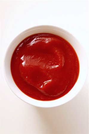 salsa de tomate - Ketchup in small bowl Foto de stock - Sin royalties Premium, Código: 659-01843327