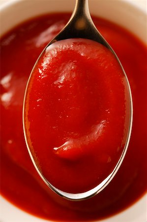 Ketchup in small bowl and on spoon (close-up) Foto de stock - Royalty Free Premium, Número: 659-01843329